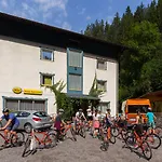 Sportland & Outdoor-center Hotell Huben (Lienz)
